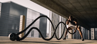 网球运动员在草地上挥拍击球